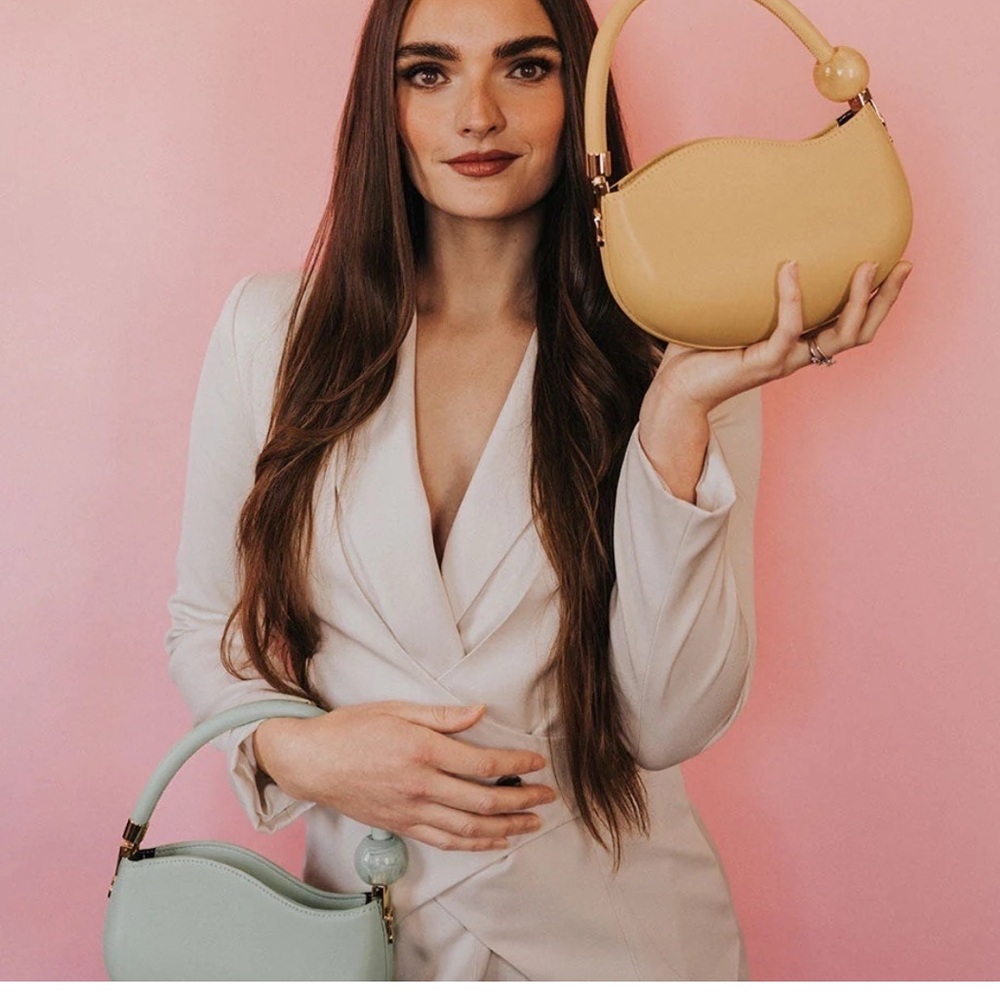 •EUC Melie Bianco Beige Vegan Leather Shoulder Bag Wave Pattern Gold Tone HW